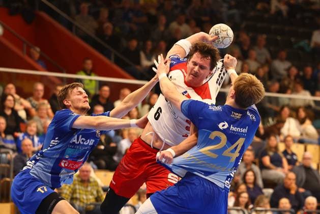 Torwurf von Mex Raguse (Balingen) im Zweikampf mit Sebastian Trost (Grosswallstadt, links) und Ben Connar Battermann (Grosswallstadt) TV Grosswallstadt - HBW Balingen-Weilstetten, Handball, 2. Bundesliga, 15.11.2025 TV Grosswallstadt - HBW Balingen-Weilstetten, Handball, 2. Bundesliga, 15.11.2025 Elsenfeld Copyright: xEibner-Pressefotox EP_RWS