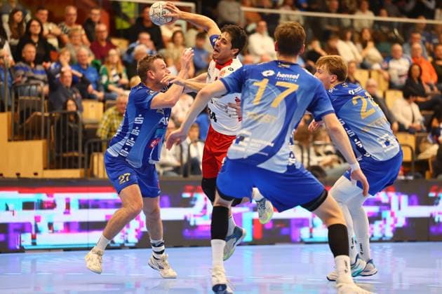 Yonatan Dayan (Balingen) im Zweikampf mit Sebastian Trost (Grosswallstadt, links) TV Grosswallstadt - HBW Balingen-Weilstetten, Handball, 2. Bundesliga, 15.11.2025 TV Grosswallstadt - HBW Balingen-Weilstetten, Handball, 2. Bundesliga, 15.11.2025 Elsenfeld Copyright: xEibner-Pressefotox EP_RWS