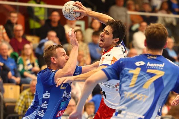 Yonatan Dayan (Balingen) im Zweikampf mit Sebastian Trost (Grosswallstadt, links) TV Grosswallstadt - HBW Balingen-Weilstetten, Handball, 2. Bundesliga, 15.11.2025 TV Grosswallstadt - HBW Balingen-Weilstetten, Handball, 2. Bundesliga, 15.11.2025 Elsenfeld Copyright: xEibner-Pressefotox EP_RWS