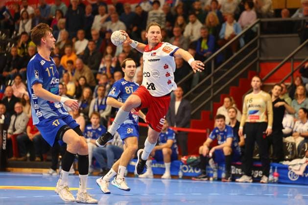 Torwurf von Tobias Heinzelmann (Balingen) TV Grosswallstadt - HBW Balingen-Weilstetten, Handball, 2. Bundesliga, 15.11.2025 TV Grosswallstadt - HBW Balingen-Weilstetten, Handball, 2. Bundesliga, 15.11.2025 Elsenfeld Copyright: xEibner-Pressefotox EP_RWS