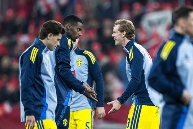 251115 Alexander Isak and Emil Krafth of Sweden ahead of the FIFA World Cup, WM, Weltmeisterschaft, Fussball Qualifier football match between Switzerland and Sweden on November 15, 2025 in Geneva. Photo: Joel Marklund BILDBYRAN kod JM JM0751 bbeng fotboll football soccer fotball vm-kval fifa world cup qualifier schweiz switzerland sverige sverige a swedenbbauto sweden Copyright: JOELxMARKLUND BB251115JM006