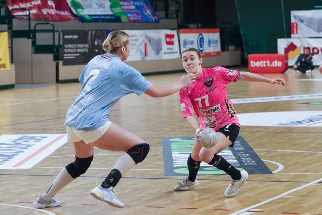 Leoni Bassiner (Spreefüxxe Berlin, 77) dribbesl with the ball, Spreefüxxe vs TSV Bayer 04 Leverkusen , 2025_11_15, 9.Spieltag , Photo : Foot.Bowl Thomas Sobotzki Copyright: xFootxBowl ThomasxSobotzkix