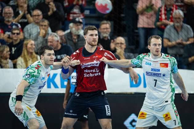 DAIKIN HBL: SG Flensburg-Handewitt vs SC Magdeburg; 15.11.25 Kampf am Kreis Elvar Örn Jonsson (Nr.19, SC Magdeburg), Johannes Golla (Nr.04, SG Flensburg-Handewitt), Felix Claar (Nr.07, SC Magdeburg) DAIKIN HBL: SG Flensburg-Handewitt vs SC Magdeburg, GP JOULE Arena am 15.11.25 Copyright: xBEAUTIFULxSPORTS MarioxM.xKobergx
