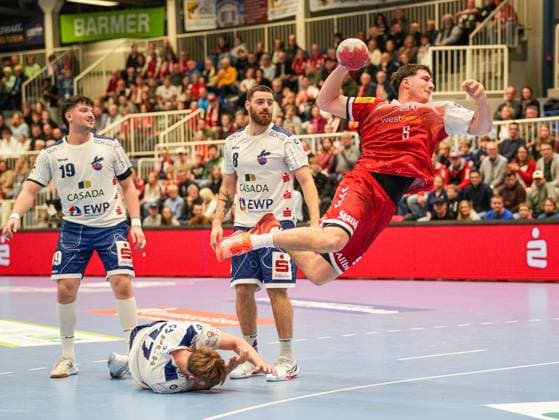 Valentin Willner (TuSEM Essen, 05) im Sprungwurf. In der Verteidigung Davide Bulzamini (1. VFL Potsdam, 08) und Gabriele Sontacchi (1. VFL Potsdam, 19) TuSEM Essen vs. 1. VfL Potsdam, Handball, 2. Bundesliga, 11. Spieltag, Saison 2025 2026, 15.11.2025 TuSEM Essen vs. 1. VfL Potsdam, Handball, 2. Bundesliga, 11. Spieltag, Saison 2025 2026, 15.11.2025 Essen Copyright: xEibner-Pressefoto DamianxKruczynx EP_DKI