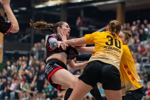 Michelle Schaefer (TG Nuertingen, 17) und Rozemarijn Alderden (HC Roedertal, 30), TG Nuertingen vs. HC Roedertal, Handball, 2. Bundesliga Frauen, 09. Spieltag, Saison 2025 2026, 15.11.2025, TG Nuertingen vs. HC Roedertal, Handball, 2. Bundesliga Frauen, 09. Spieltag, Saison 2025 2026, 15.11.2025 Nuertingen Copyright: xEibner-Pressefoto MaxxVogelx EP_MVL