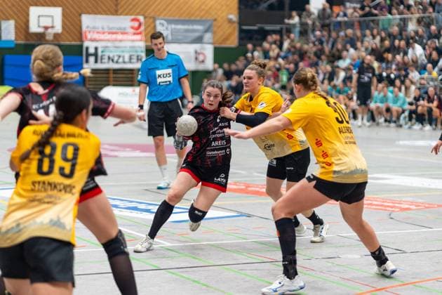 Michelle Schaefer (TG Nuertingen, 17), TG Nuertingen vs. HC Roedertal, Handball, 2. Bundesliga Frauen, 09. Spieltag, Saison 2025 2026, 15.11.2025, TG Nuertingen vs. HC Roedertal, Handball, 2. Bundesliga Frauen, 09. Spieltag, Saison 2025 2026, 15.11.2025 Nuertingen Copyright: xEibner-Pressefoto MaxxVogelx EP_MVL