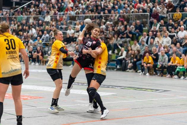 Annika Distel (TG Nuertingen, 25) und Mor Shaul (HC Roedertal, 03), TG Nuertingen vs. HC Roedertal, Handball, 2. Bundesliga Frauen, 09. Spieltag, Saison 2025 2026, 15.11.2025, TG Nuertingen vs. HC Roedertal, Handball, 2. Bundesliga Frauen, 09. Spieltag, Saison 2025 2026, 15.11.2025 Nuertingen Copyright: xEibner-Pressefoto MaxxVogelx EP_MVL