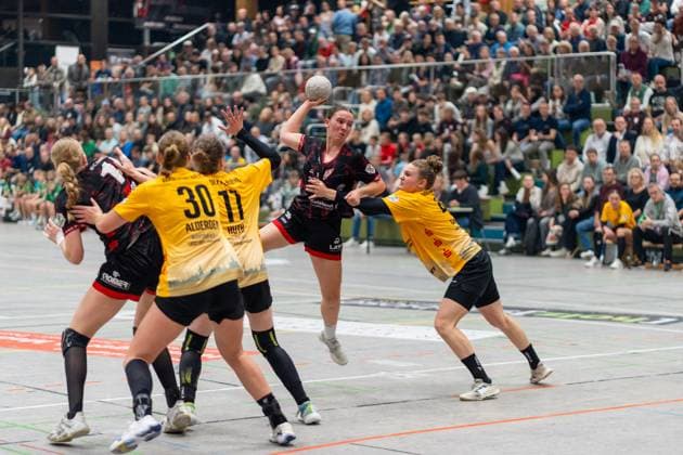 Lisa Fuchs (TG Nuertingen, 24) und Lea Griesser (HC Roedertal, 48), TG Nuertingen vs. HC Roedertal, Handball, 2. Bundesliga Frauen, 09. Spieltag, Saison 2025 2026, 15.11.2025, TG Nuertingen vs. HC Roedertal, Handball, 2. Bundesliga Frauen, 09. Spieltag, Saison 2025 2026, 15.11.2025 Nuertingen Copyright: xEibner-Pressefoto MaxxVogelx EP_MVL