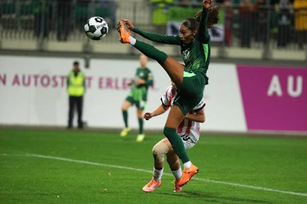 VfL vs Freiburg, DFB-Pokal Frauen Wolfsburg, 15.11.2025, FUßBALL - VfL Wolfsburg vs. SC Freiburg, DFB-Pokal Frauen, Achtelfinale, Saison 2024 25. Kessya Bussy (VfL Wolfsburg) Wolfsburg