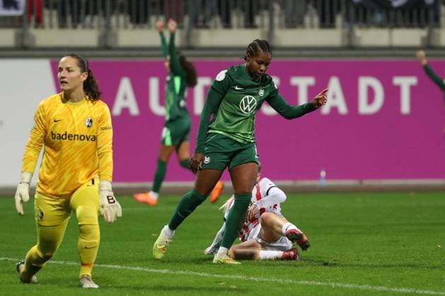 VfL vs Freiburg, DFB-Pokal Frauen Wolfsburg, 15.11.2025, FUßBALL - VfL Wolfsburg vs. SC Freiburg, DFB-Pokal Frauen, Achtelfinale, Saison 2024 25. Lineth Beerensteyn (VfL Wolfsburg) jubelt nach ihrem Tor zum 1:0, Torfrau Laura Benkarth (SC Freiburg) Wolfsburg