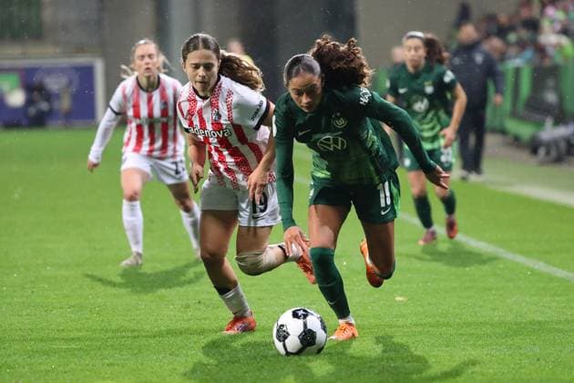 VfL vs Freiburg, DFB-Pokal Frauen Wolfsburg, 15.11.2025, FUßBALL - VfL Wolfsburg vs. SC Freiburg, DFB-Pokal Frauen, Achtelfinale, Saison 2024 25. Nia Szenk (SC Freiburg), Kessya Bussy (VfL Wolfsburg) Wolfsburg