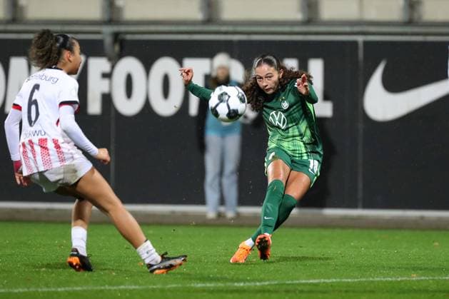 VfL vs Freiburg, DFB-Pokal Frauen Wolfsburg, 15.11.2025, FUßBALL - VfL Wolfsburg vs. SC Freiburg, DFB-Pokal Frauen, Achtelfinale, Saison 2024 25. Nicole Ojukwu (SC Freiburg), Kessya Bussy (VfL Wolfsburg) Wolfsburg