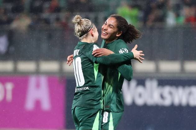 VfL vs Freiburg, DFB-Pokal Frauen Wolfsburg, 15.11.2025, FUßBALL - VfL Wolfsburg vs. SC Freiburg, DFB-Pokal Frauen, Achtelfinale, Saison 2024 25. Cora Zicai (VfL Wolfsburg) jubelt mit Svenja Huth (VfL Wolfsburg) nach ihrem Tor zum 3:0 Wolfsburg