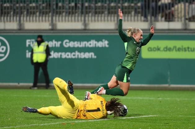 VfL vs Freiburg, DFB-Pokal Frauen Wolfsburg, 15.11.2025, FUßBALL - VfL Wolfsburg vs. SC Freiburg, DFB-Pokal Frauen, Achtelfinale, Saison 2024 25. Torfrau Laura Benkarth (SC Freiburg), Thea Bjelde (VfL Wolfsburg) Wolfsburg