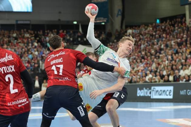 15.11.2025, xgox, Handball, Daikin HBL, SG Flensburg Handewitt - SC Magdeburg v.l. Marko Grgic (Flensburg, 17), Gisli Thorgeir Kristjansson (Magdeburg, 10) Zweikampf, Duell, Kampf, tackle wirft Tor, Torschuetze, erzielt Tor, Treffer, scores the goal Flensburg