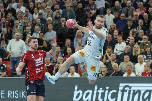 15.11.2025, xgox, Handball, Daikin HBL, SG Flensburg Handewitt - SC Magdeburg v.l. Lukas Mertens (Magdeburg, 22) wirft Tor, Torschuetze, erzielt Tor, Treffer, scores the goal Flensburg