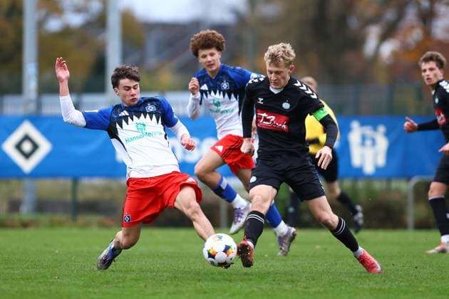 18 Liam Akyildiz (Hamburger SV U19), 8 Martin Becher (Esbjerg fB U19) Fußball I Junioren I Freundschaftsspiel I Saison 2025-2026 I Hamburger SV U19 - Esbjerg fB U19 I 15.11.2025 I Paul-Hauenschild-Sportanlage