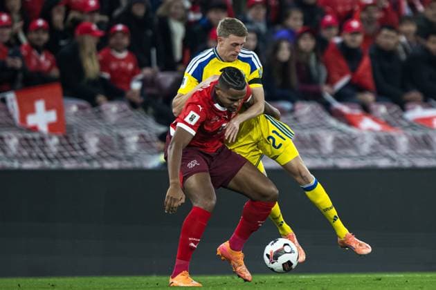 251115 Manuel Akanji of Switzerland and Alexander Bernhardsson of Sweden during the FIFA World Cup, WM, Weltmeisterschaft, Fussball Qualifier football match between Switzerland and Sweden on November 15, 2025 in Geneva. Photo: Joel Marklund BILDBYRAN kod JM JM0751 bbeng fotboll football soccer fotball vm-kval fifa world cup qualifier schweiz switzerland sverige sverige a swedenbbauto sverige sweden Copyright: JOELxMARKLUND BB251115JM024