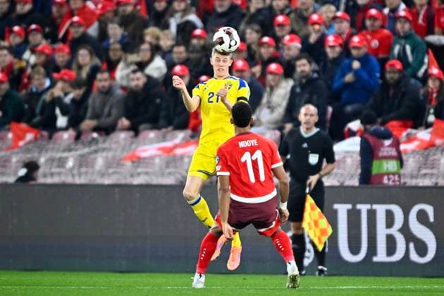 GENÃˆVE , SCHWEIZ 20251115 Sveriges Alexander Bernhardsson och Schweiz Dan Ndoye under lördagens VM-kvalmatch i grupp B mellan Schweiz och Sverige pa Stade de Geneve.
