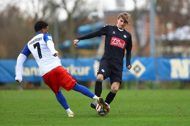 7 Jan-Luca Bugaj (Hamburger SV U19), 18 Gustav Tranbjerg (Esbjerg fB U19) Fußball I Junioren I Freundschaftsspiel I Saison 2025-2026 I Hamburger SV U19 - Esbjerg fB U19 I 15.11.2025 I Paul-Hauenschild-Sportanlage