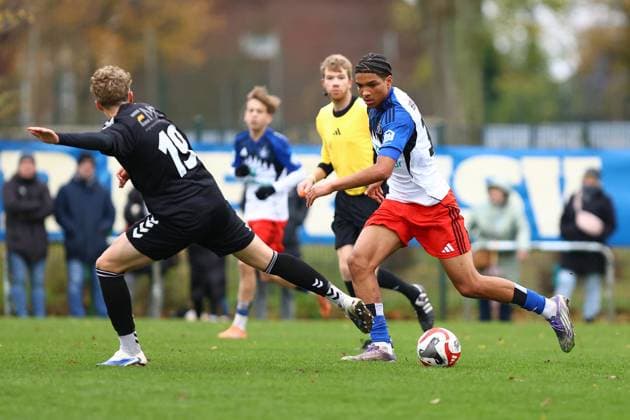 15 Jahnoa Hensel (Hamburger SV U19), 19 Jonas Bennedsgaard (Esbjerg fB U19) Fußball I Junioren I Freundschaftsspiel I Saison 2025-2026 I Hamburger SV U19 - Esbjerg fB U19 I 15.11.2025 I Paul-Hauenschild-Sportanlage