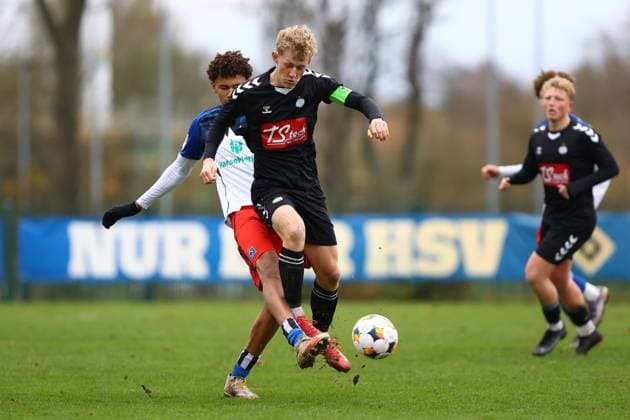 19 Jason Bissi-Mouelle (Hamburger SV U19), 8 Martin Becher (Esbjerg fB U19) Fußball I Junioren I Freundschaftsspiel I Saison 2025-2026 I Hamburger SV U19 - Esbjerg fB U19 I 15.11.2025 I Paul-Hauenschild-Sportanlage