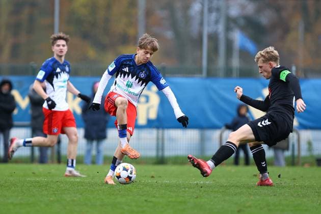 10 Jonas-Finn Hartig (Hamburger SV U19), 8 Martin Becher (Esbjerg fB U19) Fußball I Junioren I Freundschaftsspiel I Saison 2025-2026 I Hamburger SV U19 - Esbjerg fB U19 I 15.11.2025 I Paul-Hauenschild-Sportanlage