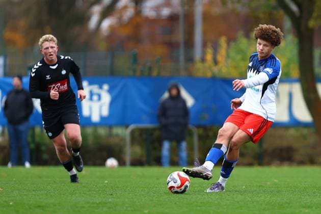 4 Noah Adekunle (Hamburger SV U19) Fußball I Junioren I Freundschaftsspiel I Saison 2025-2026 I Hamburger SV U19 - Esbjerg fB U19 I 15.11.2025 I Paul-Hauenschild-Sportanlage