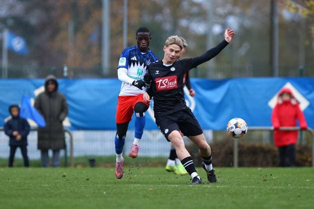 17 Ismaila Djamanca (Hamburger SV U19), Viktor Frik (Esbjerg fB U19) Fußball I Junioren I Freundschaftsspiel I Saison 2025-2026 I Hamburger SV U19 - Esbjerg fB U19 I 15.11.2025 I Paul-Hauenschild-Sportanlage