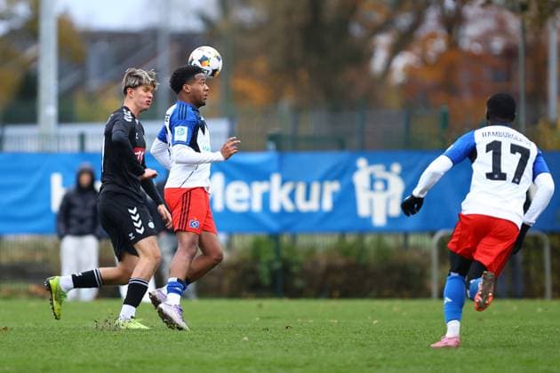 7 Jan-Luca Bugaj (Hamburger SV U19), Michael Foren (Esbjerg fB U19) Fußball I Junioren I Freundschaftsspiel I Saison 2025-2026 I Hamburger SV U19 - Esbjerg fB U19 I 15.11.2025 I Paul-Hauenschild-Sportanlage