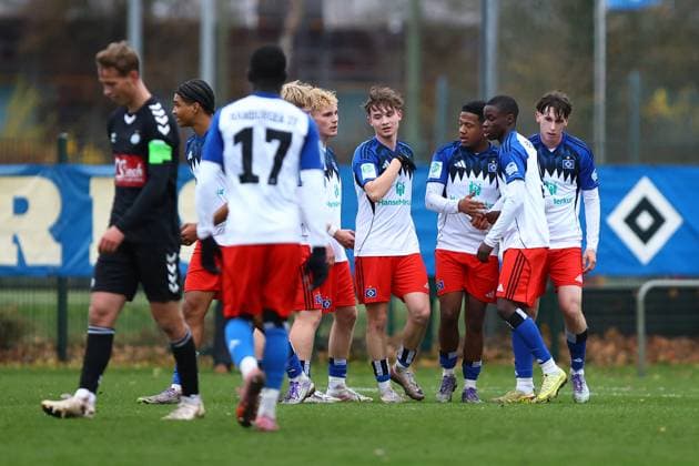 7 Jan-Luca Bugaj (Hamburger SV U19) bejubelt mit seinen Teamkollegen seinen Treffer zum 1:0. Fußball I Junioren I Freundschaftsspiel I Saison 2025-2026 I Hamburger SV U19 - Esbjerg fB U19 I 15.11.2025 I Paul-Hauenschild-Sportanlage
