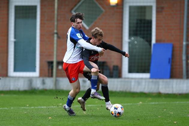 27 Henrik Bomers (Hamburger SV U19), 2 Mads Svane (Esbjerg fB U19) Fußball I Junioren I Freundschaftsspiel I Saison 2025-2026 I Hamburger SV U19 - Esbjerg fB U19 I 15.11.2025 I Paul-Hauenschild-Sportanlage