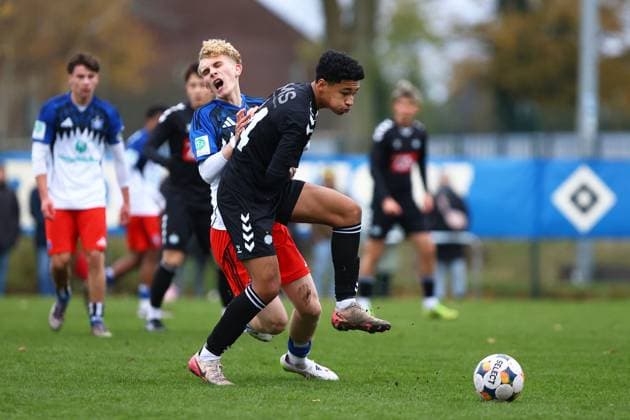 21 William Brüggemann (Hamburger SV U19), Isak Flauno (Esbjerg fB U19) Fußball I Junioren I Freundschaftsspiel I Saison 2025-2026 I Hamburger SV U19 - Esbjerg fB U19 I 15.11.2025 I Paul-Hauenschild-Sportanlage