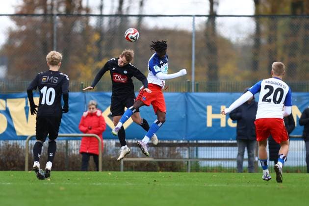 21 Louis Borges-Malu (Hamburger SV U19), 2 Mads Svane (Esbjerg fB U19) Fußball I Junioren I Freundschaftsspiel I Saison 2025-2026 I Hamburger SV U19 - Esbjerg fB U19 I 15.11.2025 I Paul-Hauenschild-Sportanlage