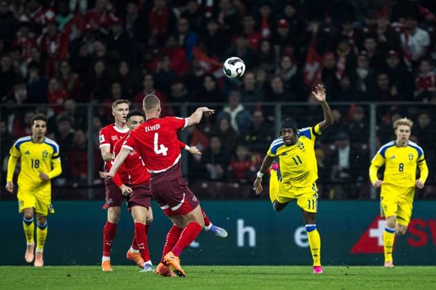 251115 Yasin Ayari , Anthony Elanga, and Daniel Svensson of Sweden against Nico Elvedi of Switzerland during the FIFA World Cup, WM, Weltmeisterschaft, Fussball Qualifier football match between Switzerland and Sweden on November 15, 2025 in Geneva. Photo: Joel Marklund BILDBYRAN kod JM JM0751 bbeng fotboll football soccer fotball vm-kval fifa world cup qualifier schweiz switzerland sverige sverige a swedenbbauto sweden Copyright: JOELxMARKLUND BB251115JM027