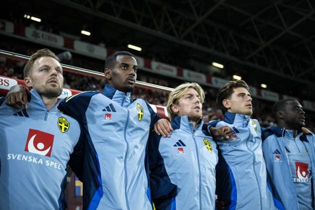251115 Assistant coach Sebastian Larsson, Alexander Isak, Emil Forsberg, Besfort Zeneli, and Ken Sema of Sweden ahead of the FIFA World Cup, WM, Weltmeisterschaft, Fussball Qualifier football match between Switzerland and Sweden on November 15, 2025 in Geneva. Photo: Joel Marklund BILDBYRAN kod JM JM0751 bbeng fotboll football soccer fotball vm-kval fifa world cup qualifier schweiz switzerland sverige sverige a swedenbbauto sweden Copyright: JOELxMARKLUND BB251115JM033
