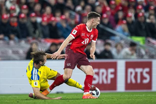 251115 Benjamin Nygren of Sweden and Michel Aebischer of Switzerland during the FIFA World Cup, WM, Weltmeisterschaft, Fussball Qualifier football match between Switzerland and Sweden on November 15, 2025 in Geneva. Photo: Joel Marklund BILDBYRAN kod JM JM0751 bbeng fotboll football soccer fotball vm-kval fifa world cup qualifier schweiz switzerland sverige sverige a swedenbbauto sweden Copyright: JOELxMARKLUND BB251115JM039