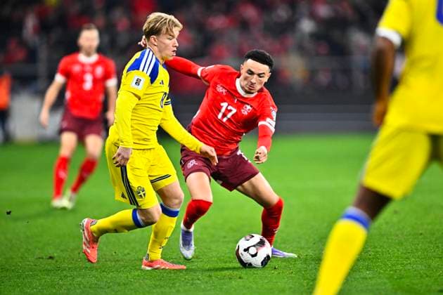 GENÃˆVE , SCHWEIZ 20251115 Sveriges Daniel Svensson och Schweiz Ruben Vargas under lördagens VM-kvalmatch i grupp B mellan Schweiz och Sverige pa Stade de Geneve.