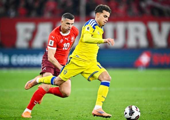 GENÃˆVE , SCHWEIZ 20251115 Schweiz Granit Xhaka och Sveriges Yasin Ayari under lördagens VM-kvalmatch i grupp B mellan Schweiz och Sverige pa Stade de Geneve.