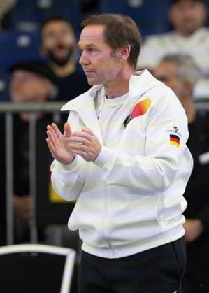 Billie Jean King Cup 2025 Play-Offs, TC Ismaning, Muenchen, Deutschland, Team Germany, Mannschaftskapitaen Rainer Schuettler applaudiert, Applaus *** Billie Jean King Cup 2025 Play Offs, TC Ismaning, Munich, Germany, Team Germany, team captain Rainer Schuettler applauds, applause Copyright: xJuergenxHasenkopfx