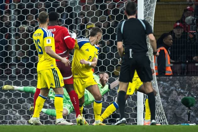 251115 Breel Embolo of Switzerland scores the 1-0 goal behind goalkeeper Viktor Johansson of Switzerland during the FIFA World Cup, WM, Weltmeisterschaft, Fussball Qualifier football match between Switzerland and Sweden on November 15, 2025 in Geneva. Photo: Joel Marklund BILDBYRAN kod JM JM0751 bbeng fotboll football soccer fotball vm-kval fifa world cup qualifier schweiz switzerland sverige sverige a swedenbbauto sweden Copyright: JOELxMARKLUND BB251115JM050