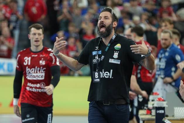 15.11.2025, xgox, Handball, Daikin HBL, SG Flensburg Handewitt - SC Magdeburg v.l. Bennet Wiegert (Magdeburg, Trainer) gibt Anweisungen, gestikuliert mit den Armen, gesticulate, gives instructions Flensburg
