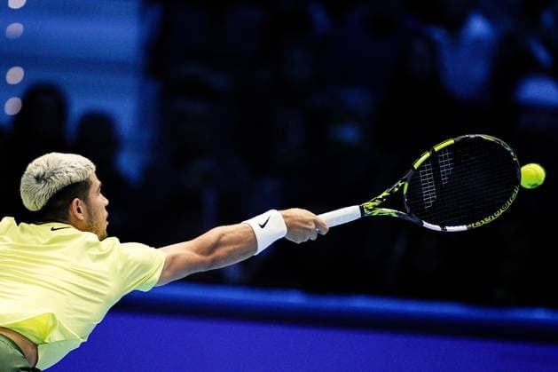 Spain s Carlos Alcaraz returns the ball to Canada s Felix Auger Aliassime the singles semi-finals tennis match of the ATP, Tennis Herren World Tour Finals agains at the Inalpi Arena in Turin, Italy - Saturday, Nov. 15, 2025. -  Copyright: xMarcoxAlpozzi LaPressex
