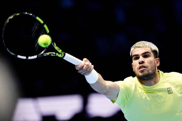 Spain s Carlos Alcaraz returns the ball to Canada s Felix Auger Aliassime the singles semi-finals tennis match of the ATP, Tennis Herren World Tour Finals agains at the Inalpi Arena in Turin, Italy - Saturday, Nov. 15, 2025. -  Copyright: xMarcoxAlpozzi LaPressex
