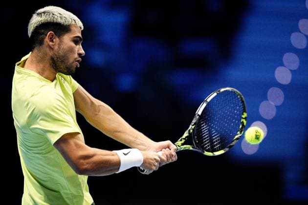 Spain s Carlos Alcaraz returns the ball to Canada s Felix Auger Aliassime the singles semi-finals tennis match of the ATP, Tennis Herren World Tour Finals agains at the Inalpi Arena in Turin, Italy - Saturday, Nov. 15, 2025. -  Copyright: xMarcoxAlpozzi LaPressex
