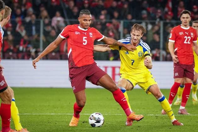 Fussball WM-Qualifikation Europa 2025 26, 9. Spieltag - Schweiz vs Schweden - Stade de Geneve (Genf): Manuel Akanji (Schweiz, 5) Benjamin Nygren (Schweden, 7) Copyright: xJOERANxSTEINSIEKx