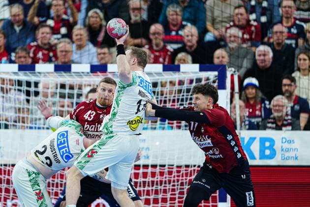 Magnus Saugstrup (SC Magdeburg, 23), Blaz Blagotinsek (SG Flensburg-Handewitt, 43), Omar Ingi Magnusson (SC Magdeburg, 14), Marco Grgic (SG Flensburg-Handewitt, 17) GER, SG Flensburg-Handewitt vs. SC Magdeburg, Handball, Bundesliga, Spieltag 12, Saison 2026 2026, 15.11.2025 GER, SG Flensburg-Handewitt vs. SC Magdeburg, Handball, Bundesliga, Spieltag 12, Saison 2026 2026, 15.11.2025 Flensburg Copyright: xEibner-Pressefoto MarcelxvonxFehrnx EP_MFN