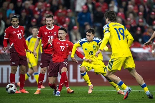 251115 Yasin Ayari and Mattias Svanberg of Sweden against Ruben Vargas of Switzerland during the FIFA World Cup, WM, Weltmeisterschaft, Fussball Qualifier football match between Switzerland and Sweden on November 15, 2025 in Geneva. Photo: Joel Marklund BILDBYRAN kod JM JM0751 bbeng fotboll football soccer fotball vm-kval fifa world cup qualifier schweiz switzerland sverige sverige a sweden Copyright: JOELxMARKLUND BB251115JM067