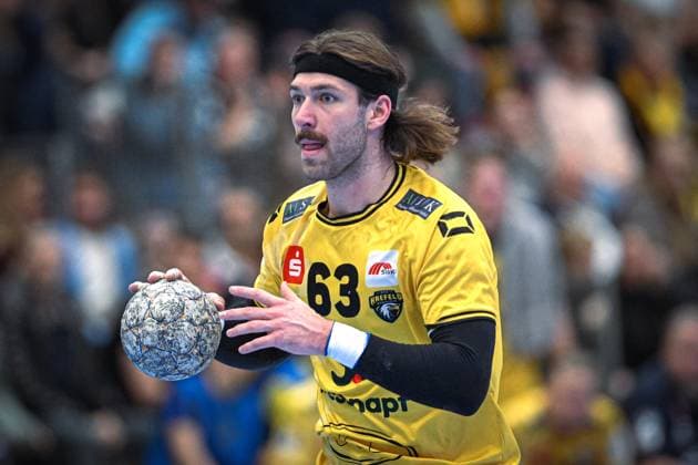 Deutschland, Handball, 2. Bundesliga, 11. Spieltag, 2025 2026, HSG Krefeld Niederrhein vs SG BBM Bietigheim, 15.11.2025, Glockenspitzhalle, Krefeld, Deutschland, Julius Rose (HSG Krefeld Niederrhein, 63) in Aktion Copyright: xMarkusxVerwimpx