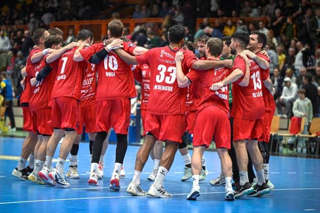 Deutschland, Handball, 2. Bundesliga, 11. Spieltag, 2025 2026, HSG Krefeld Niederrhein vs SG BBM Bietigheim, 15.11.2025, Glockenspitzhalle, Krefeld, Deutschland, Bietigheimer Mannschaft feiert den Sieg Copyright: xMarkusxVerwimpx